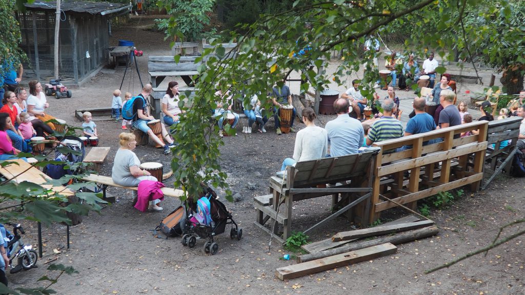 gemeinsames Trommeln bei Quartier inTakt