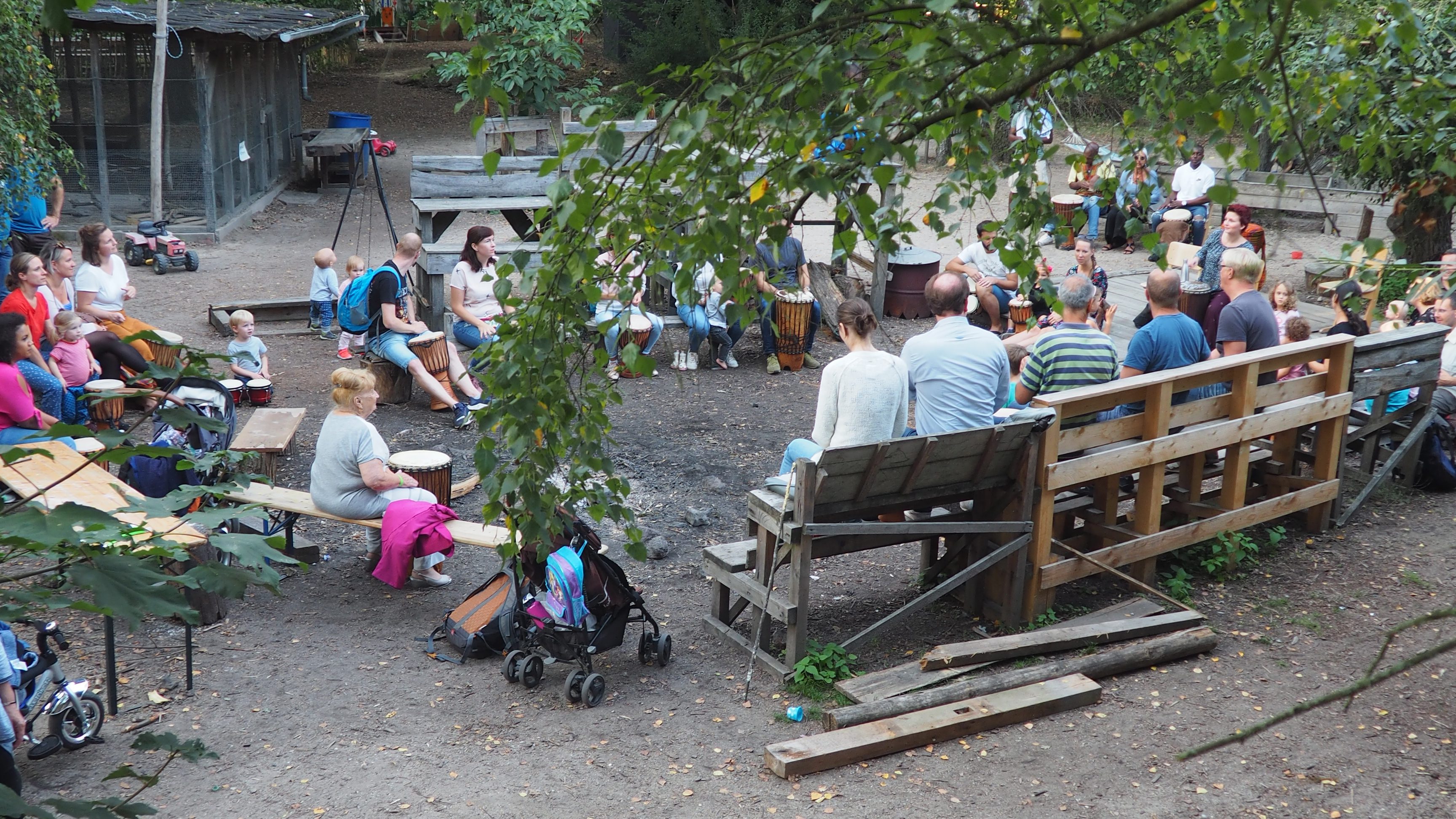 gemeinsames Trommeln bei Quartier inTakt