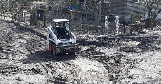 Bagger fährt Matsch zur Seite