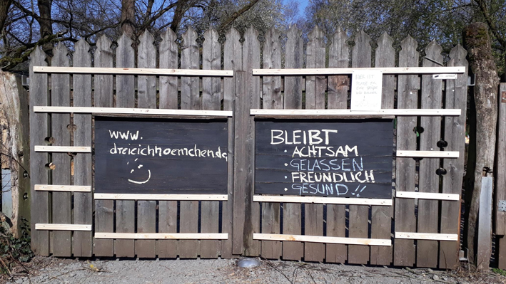 Grußbotschaften am Farmtor