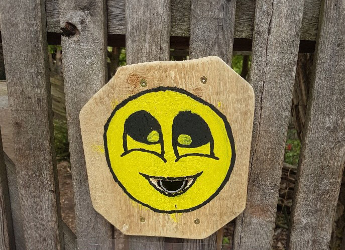 Spenden-Smiley am Farmtor