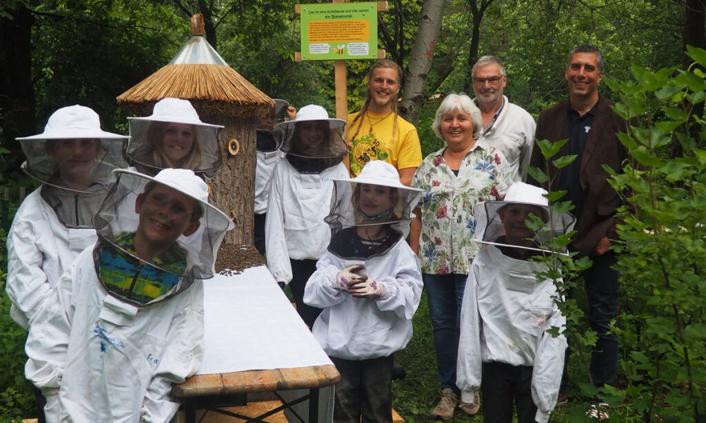Klotzbeute, Bienenkinder, Herr Arta von den Stadtwerken, Herr Edelmann vom Bienenzuchtverein, Imkerin Ruth Wasinger und Dreieichhörnchen Jojo