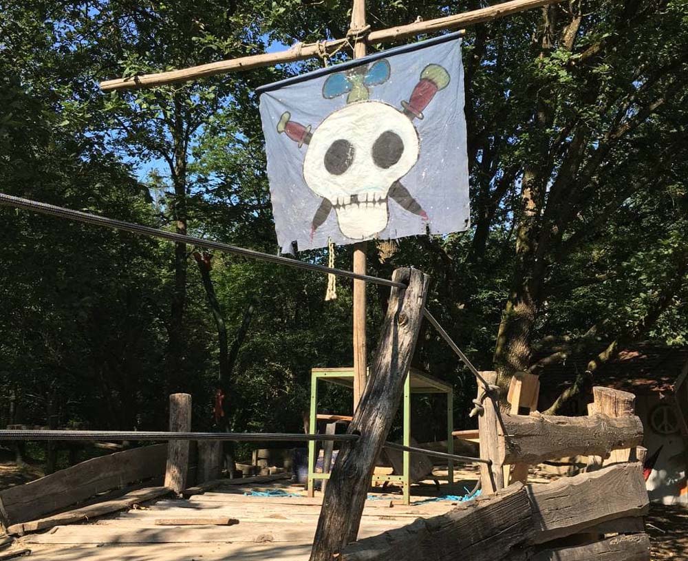Piratenflagge auf Holzschiff
