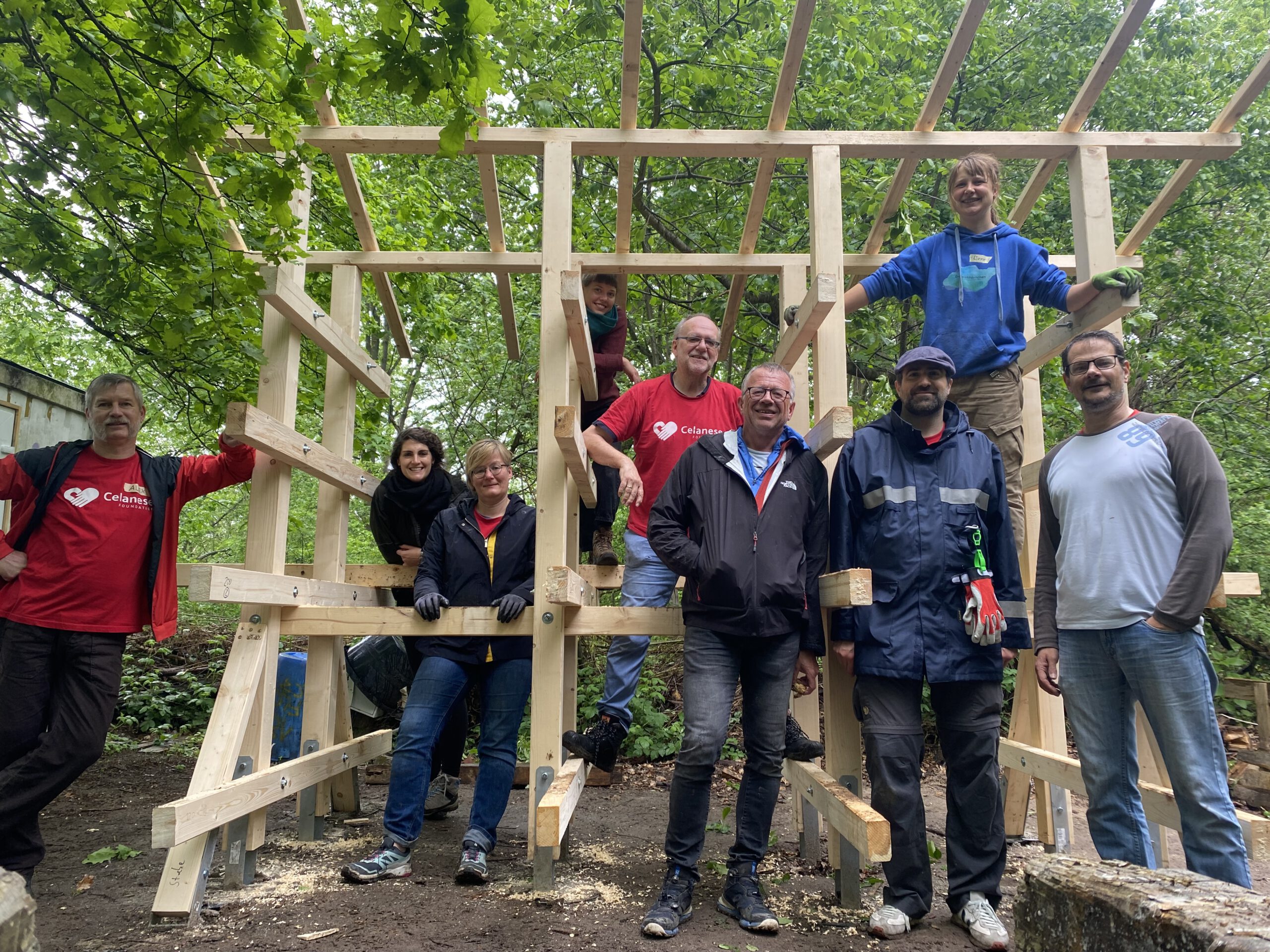 Das Team von Celanese beim Social Day auf dem Holzregal mit Anna und Lione