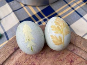 Eier mit Naturfarben und Blättermuster