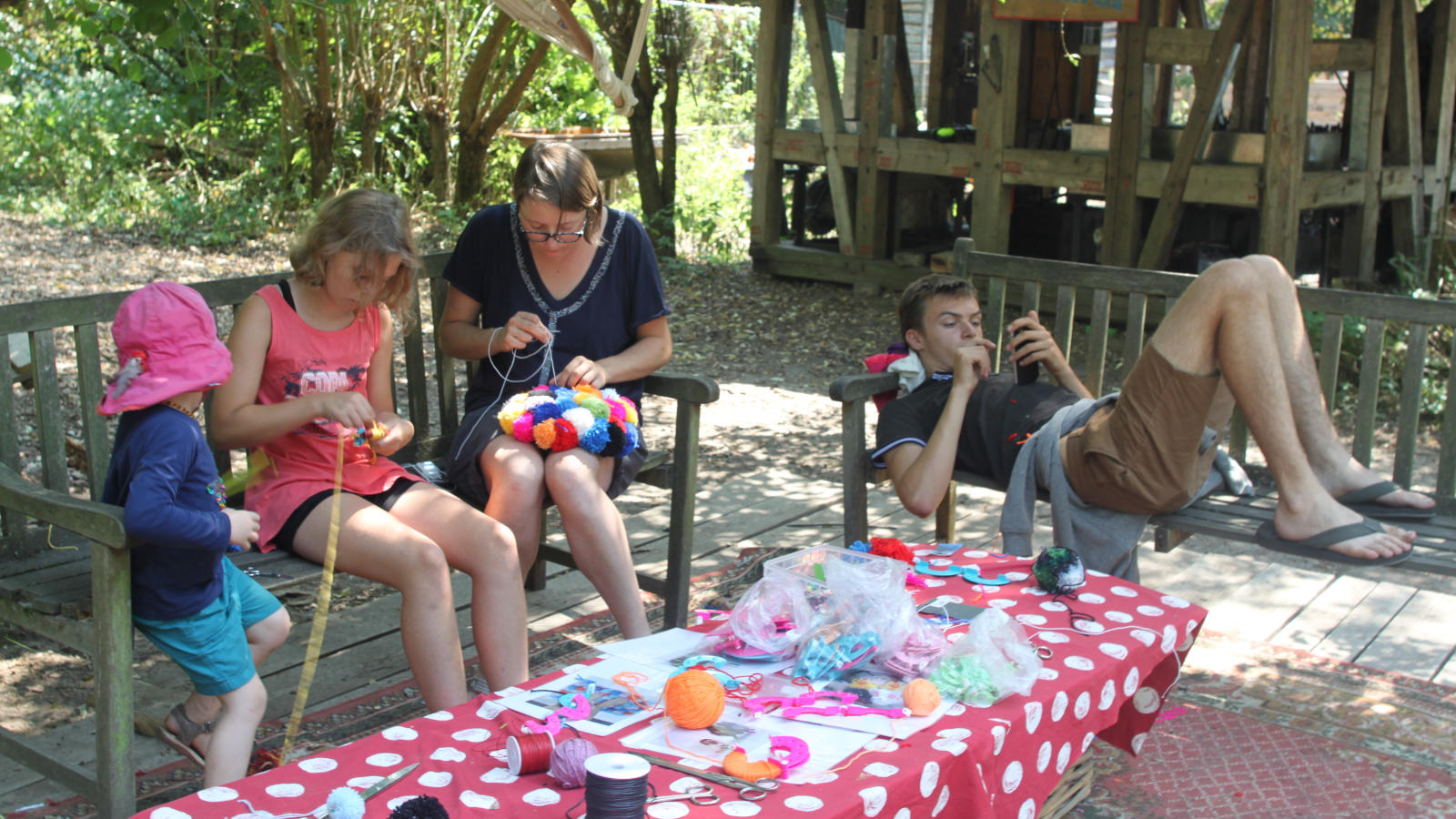 Jugendliche chillen im Sommer auf der Farm