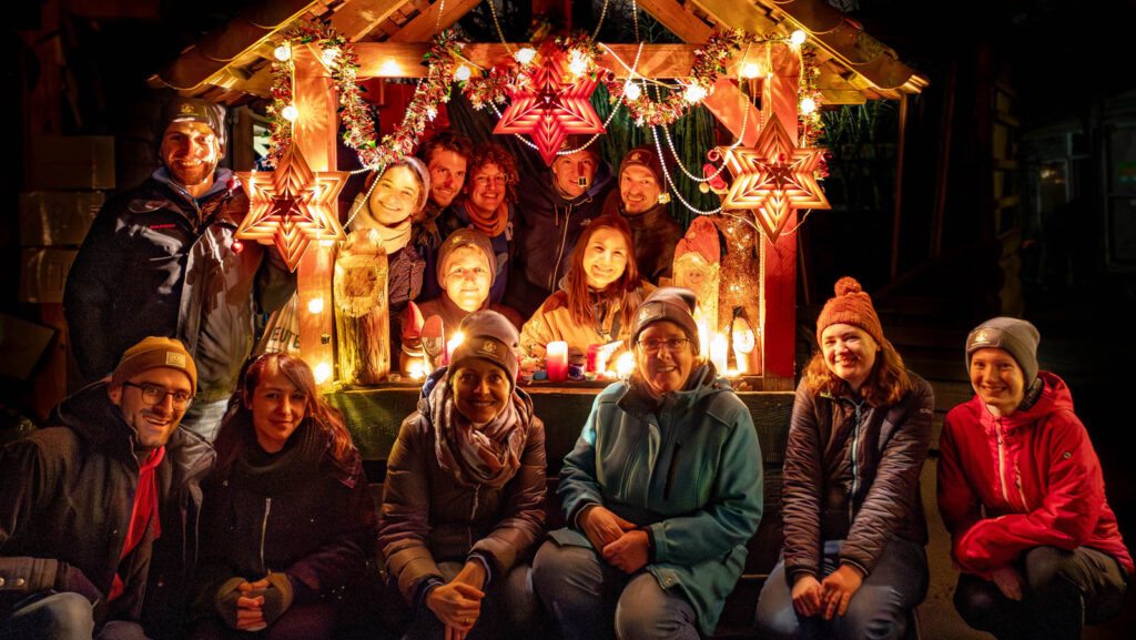 Teamfoto auf dem Adventsfeuer