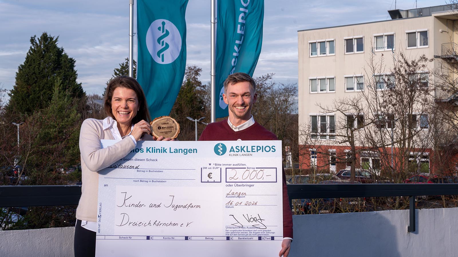 Mehr über den Artikel erfahren Asklepios Klinik Langen unterstützt Kinder- und Jugendfarm Dreieichhörnchen e. V. mit Spende