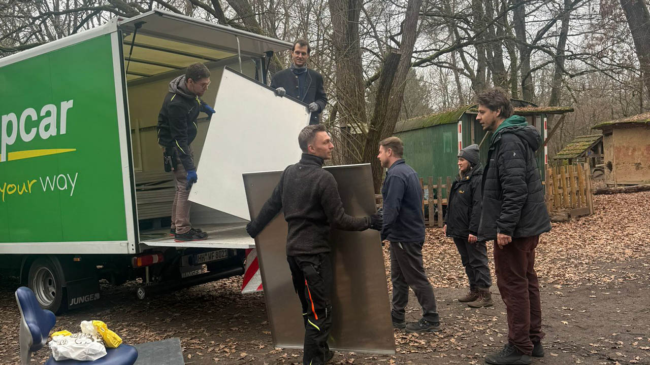 Mitarbeiter laden die Spende von Bio-Rad aus dem LKW auf der Farm ab.
